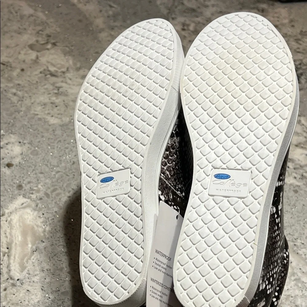 Aqua College Waterproof Snake Print Sneakers Size 8